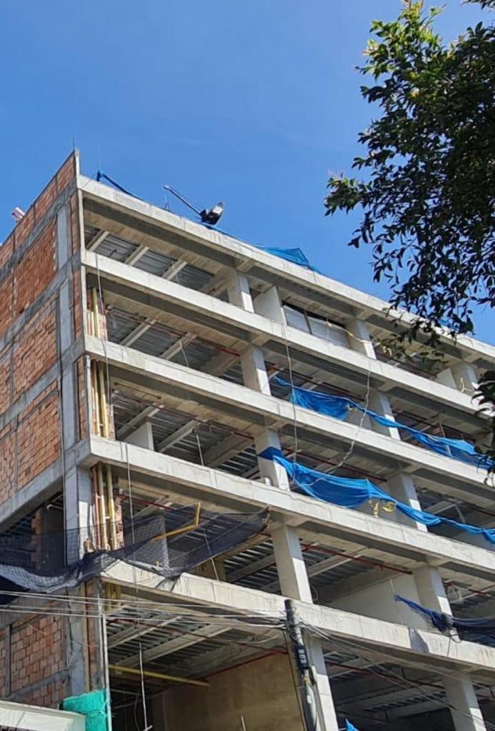 Edificación en construcción con placas