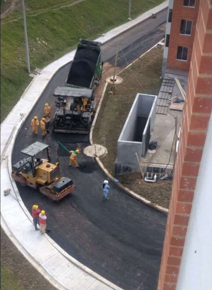 Pavimentación asfáltica de vía urbana