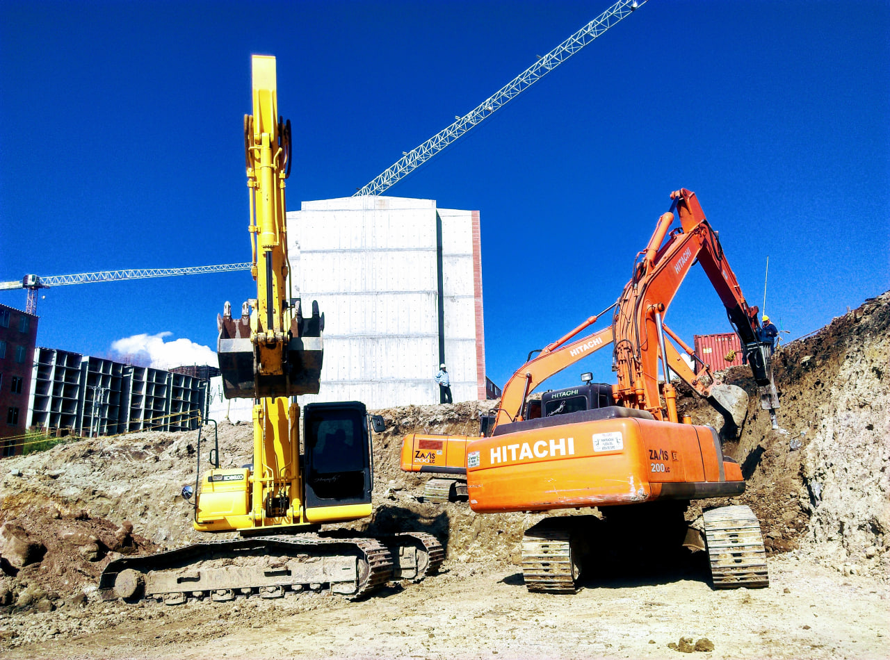 Excavadoras Hitachi Zaxis 200LC y Kobelco en cimentación