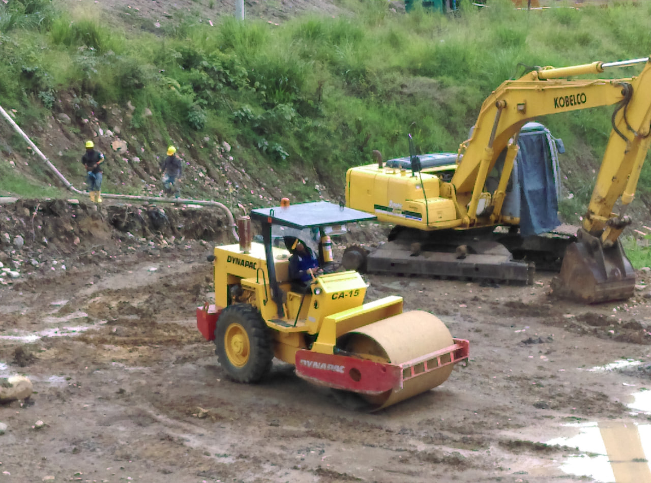 Vibrocompactador Dynapac y excavadora Kobelco en obra