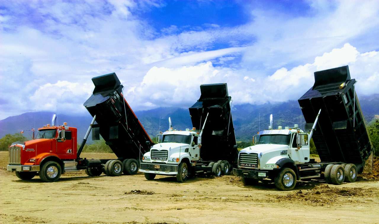 Flota de volquetas Mack y Kenworth en operación