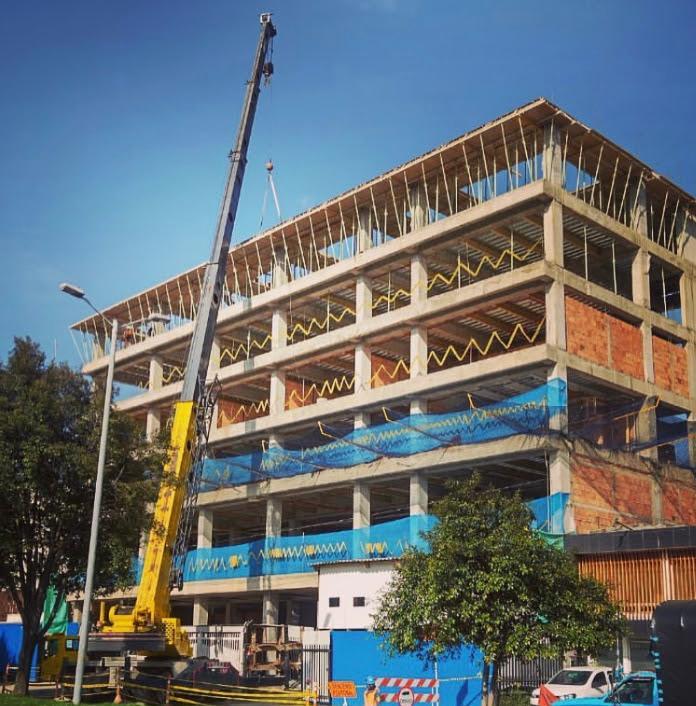 Estructura en concreto con torre grúa